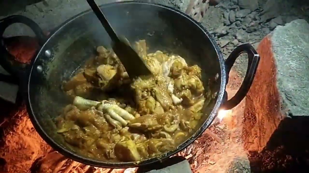 গ্রামের মানুষের পুরাতন ঐতিহ্য চড়িইভাতি বয়ে চলেছে।