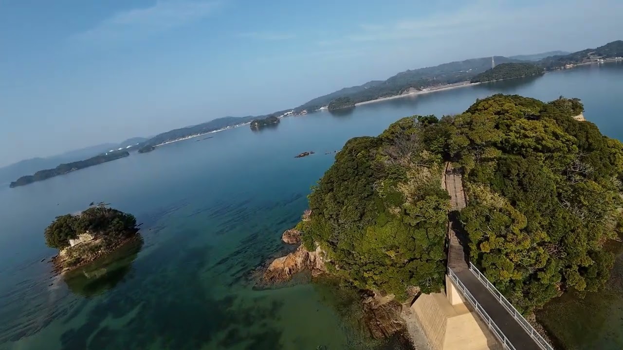 良い天気の中で静かな海を空撮