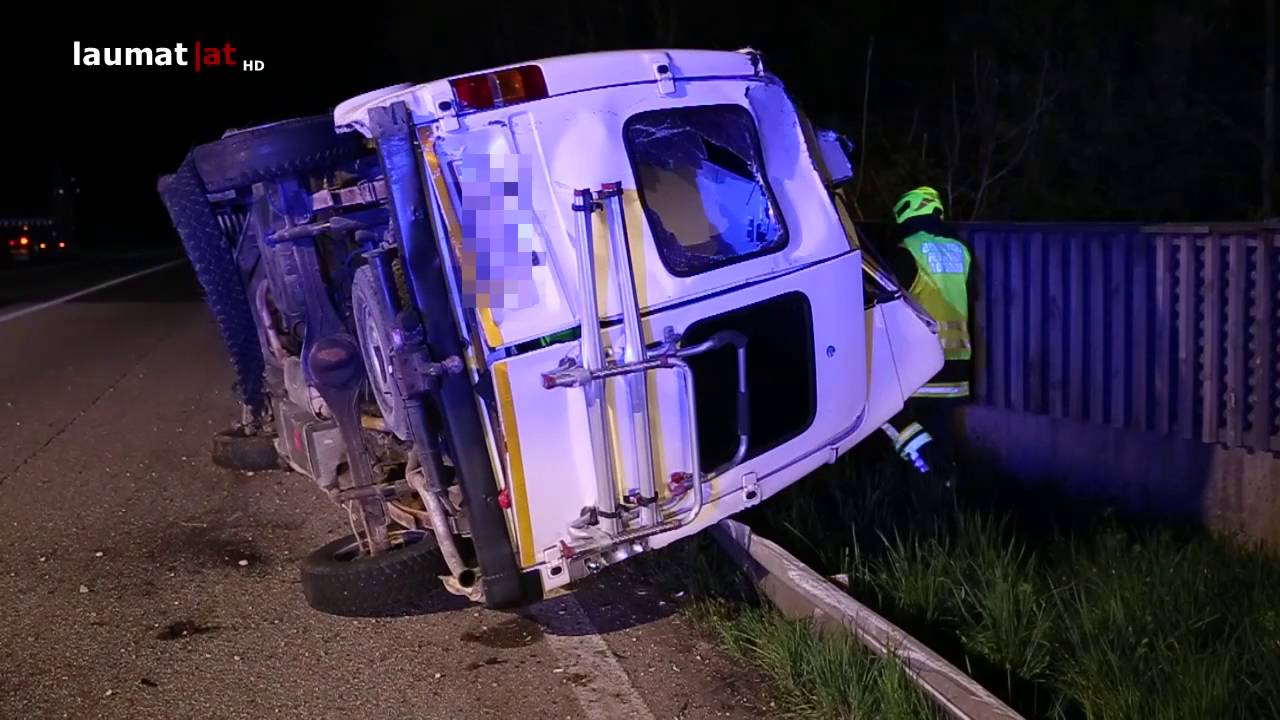 Verkehrsunfall auf der Pyhrnautobahn bei Ried im Traunkreis nach Reifenplatzer
