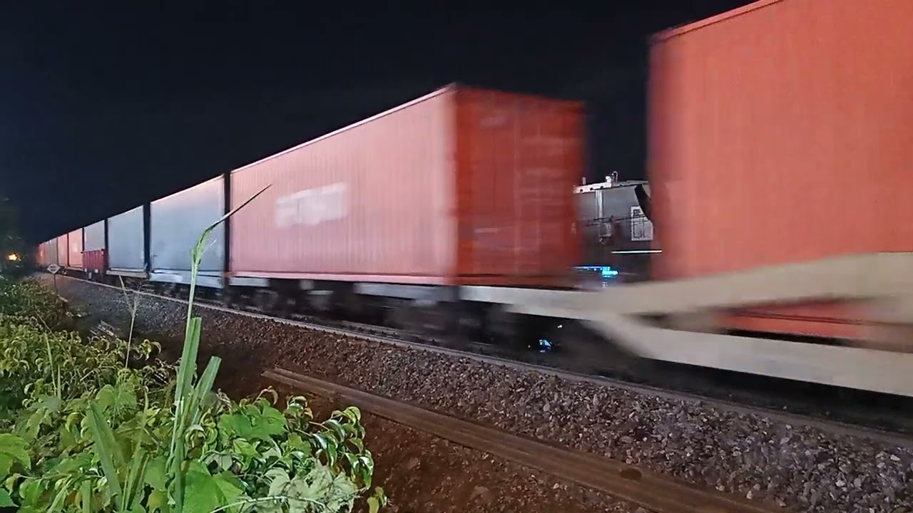 D20E 011 kéo tàu hàng ASY1 (kép máy D13E 708) qua siêu thị Go Nha Trang (19:22, 8/10/2023)