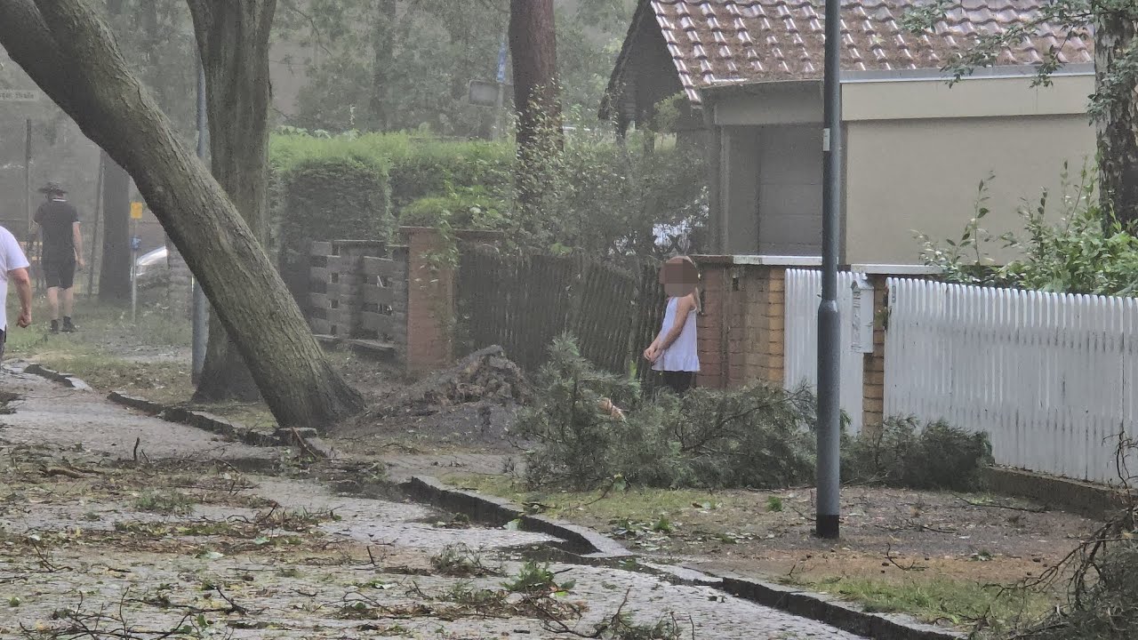 Mutmaßlicher Tornado zieht Schneise durch Zeuthen
