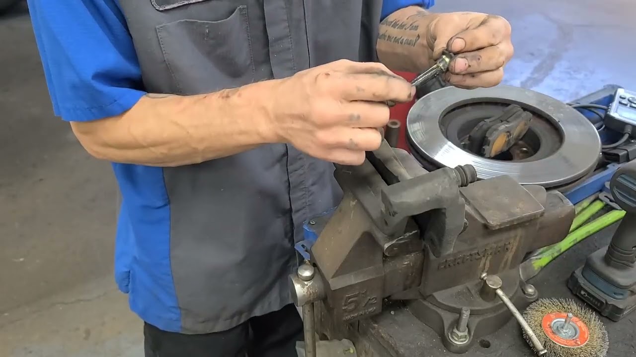 Тормозные колодки и роторы на Subaru Outback 2006 года