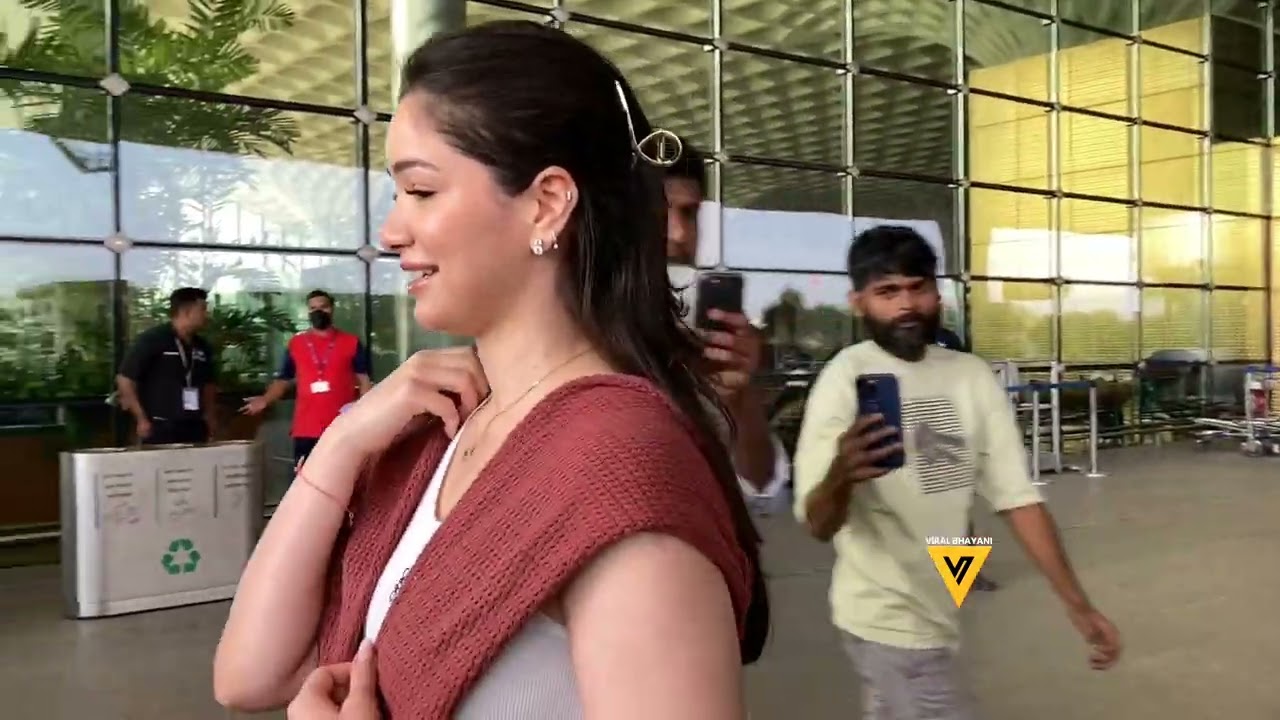 Sara Tendulkar spotted at the airport
