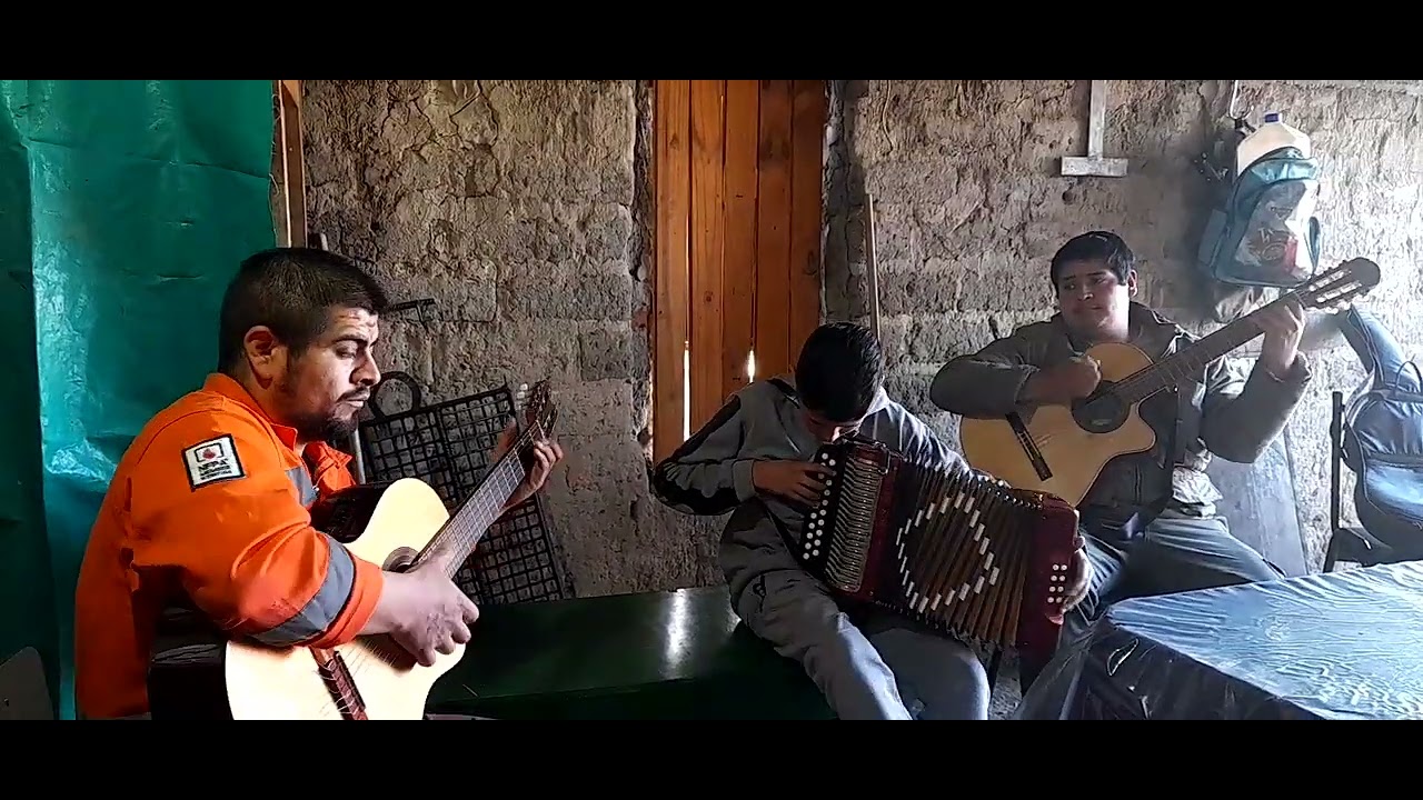 Maty flores en acordeón acompañado por integrantes del grupo AMISTAD CHAMAMECERA-CUSHAMEN CHUBUT
