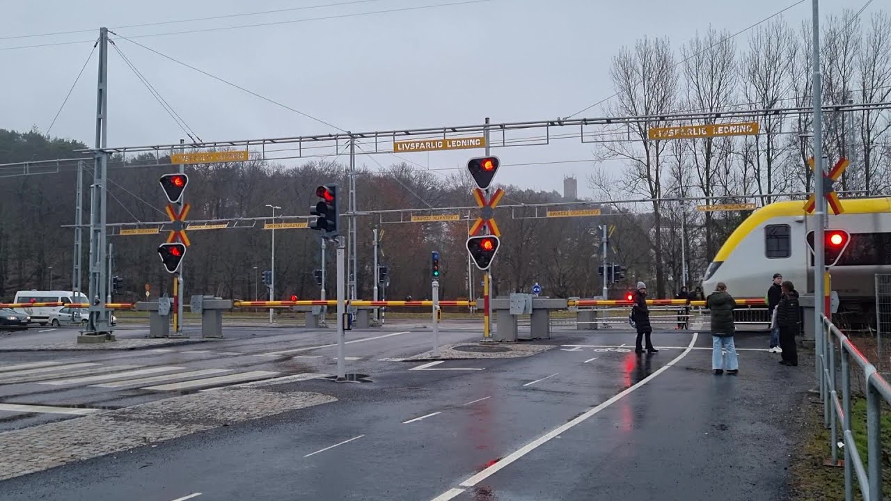 Finlandsvägen Järnsvägsövergång Göteborg // Railway crossing Gothenburg