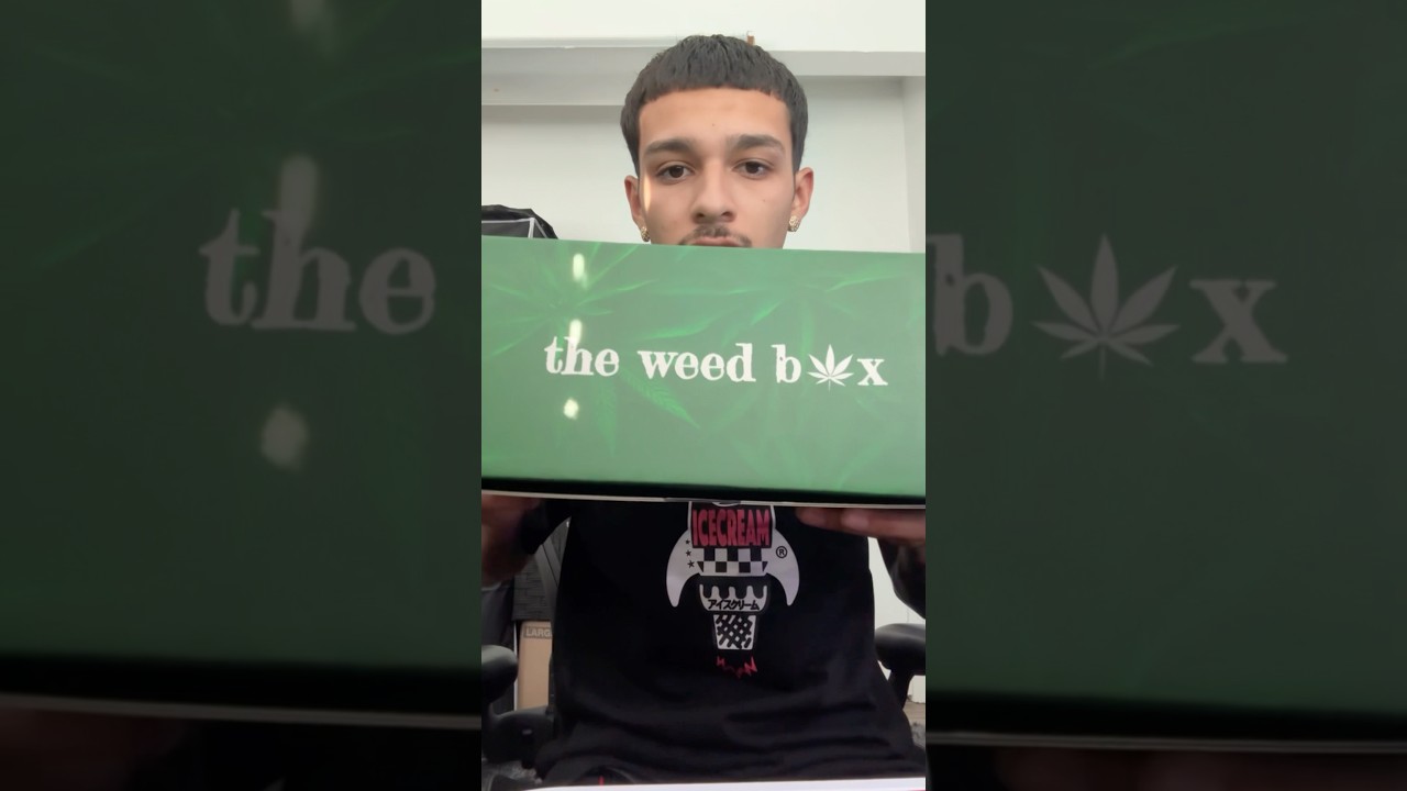 The weed box unboxing the May box 🎁 