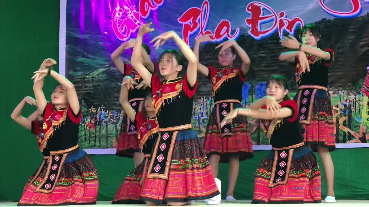 Không Thể Rời Mắt Với Màn Múa Các Em Gái Mông Trên Pha Đin Pass | Lò Văn Mây |Pha Đin 2/9