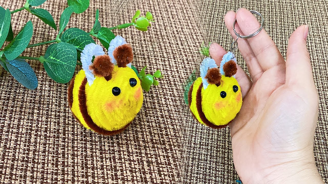 Cute Bee pipe cleaner keychain crafts | Keychain making with pipe cleaner | DIY keychain