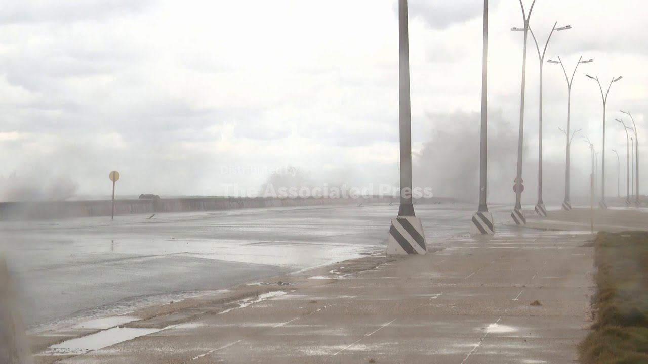 Cold front advances across Cuba and Havana's Malecón suffers severe flooding
