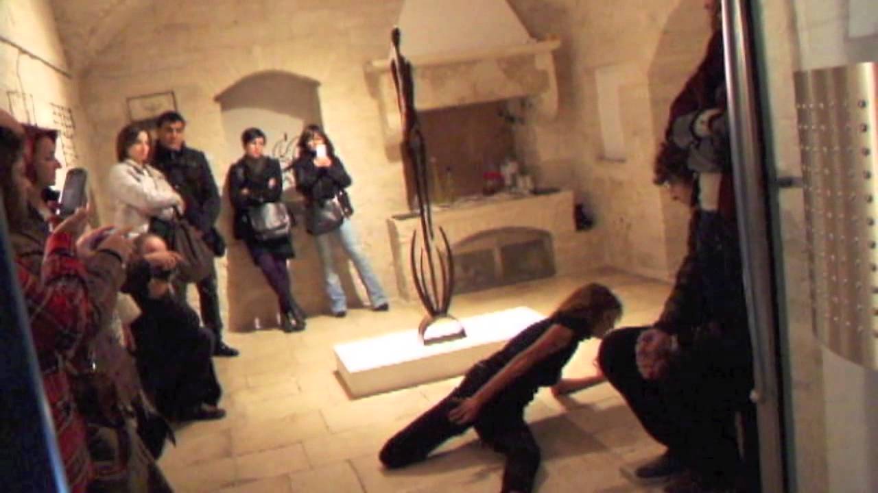 performance di Erika Guastamacchia per CORPI CELESTI personale di Giovanni Morgese