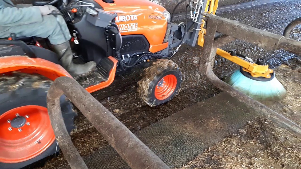 Nettoyage et paillage de logette avec un Kubota Emily Jamotte