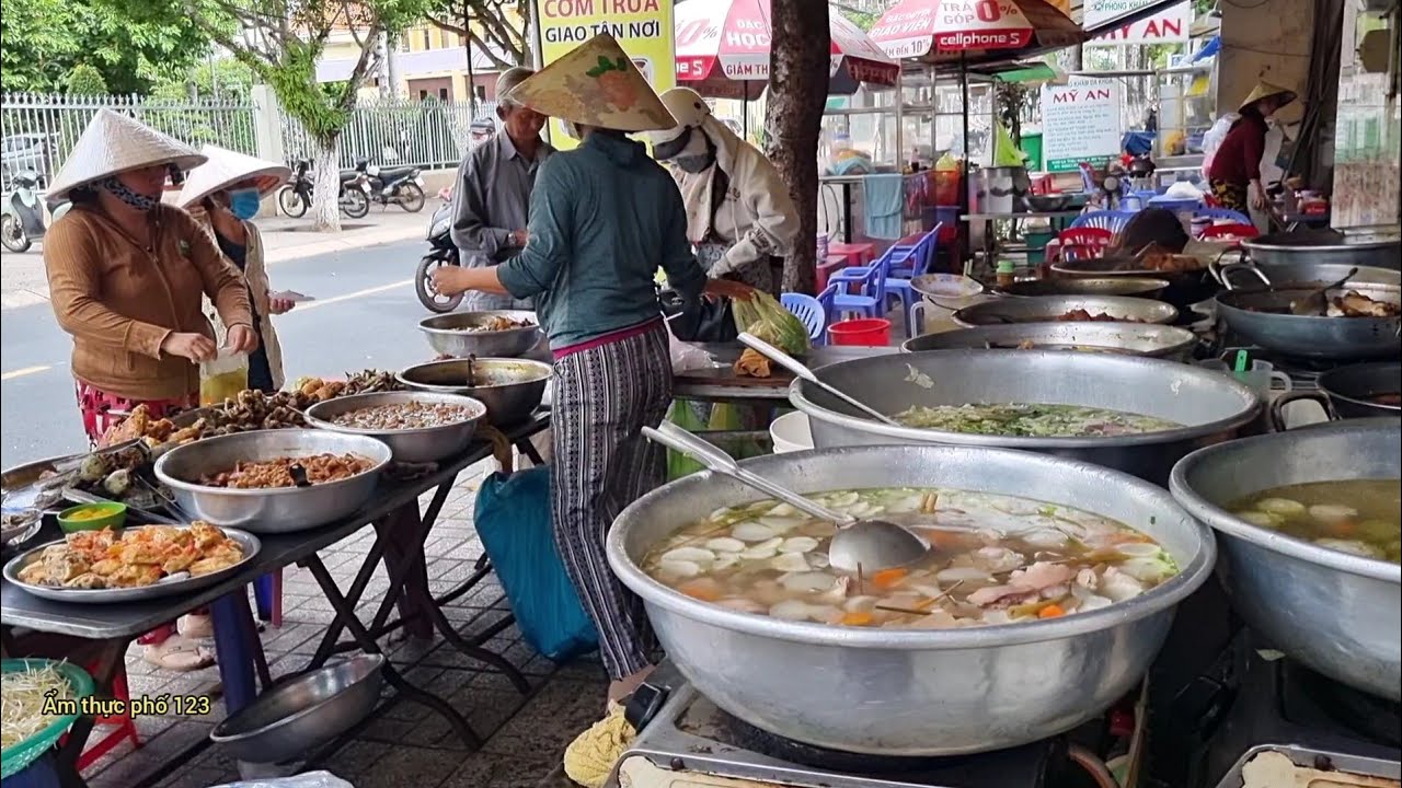 Hai chị gái miền tây, bán cơm phần toàn món ngon dành cho người lao động nghèo 