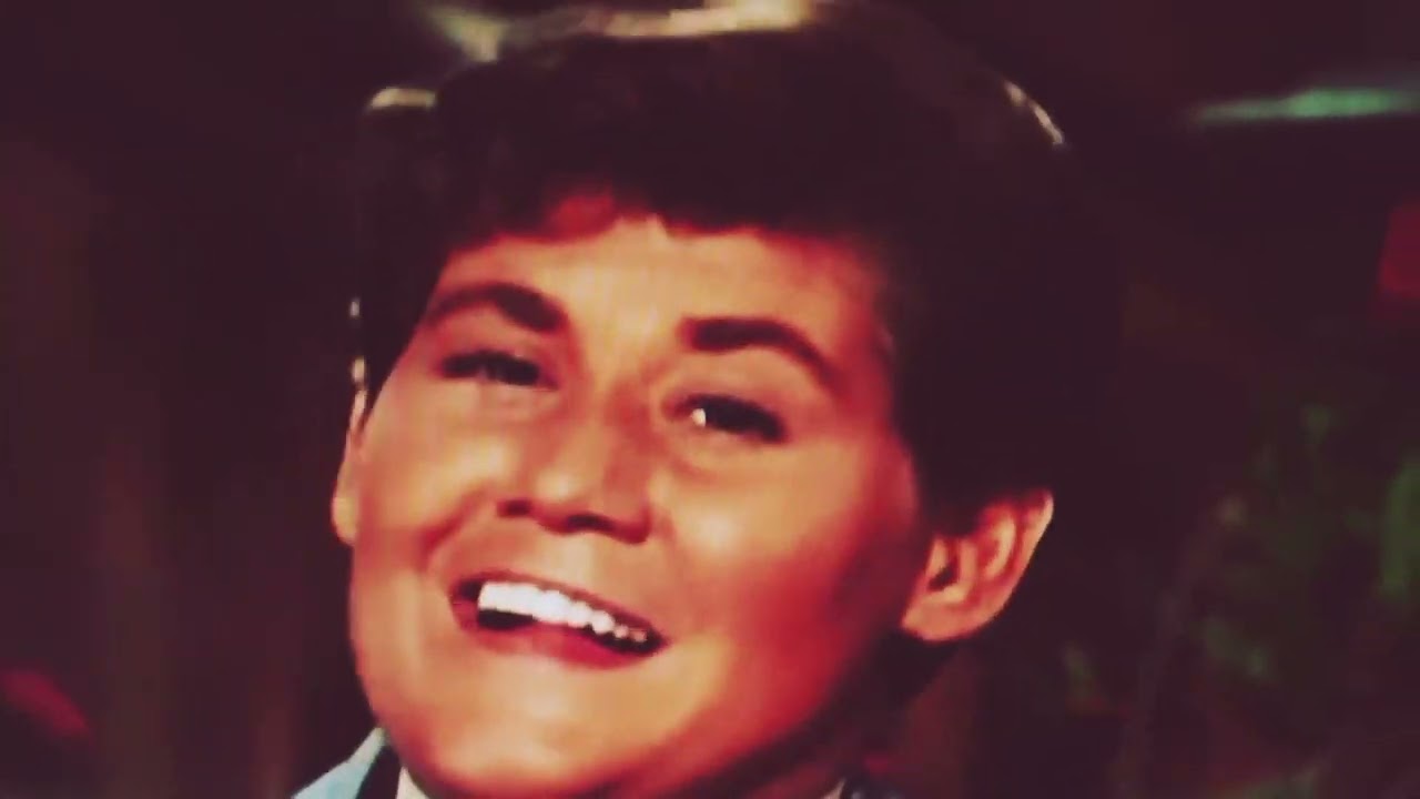Wayne Newton sings 🎵 Home is where I want to be on Christmas