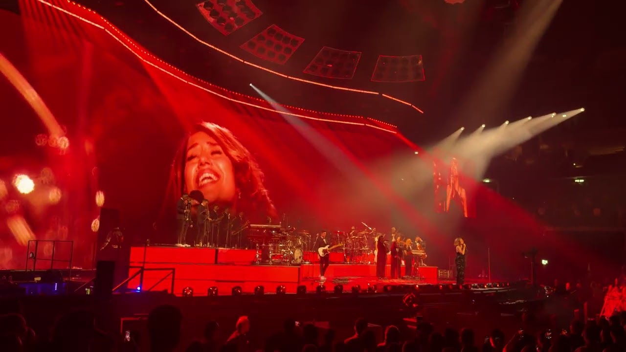 RAYE - ESCAPISM. (LIVE IN GERMANY)