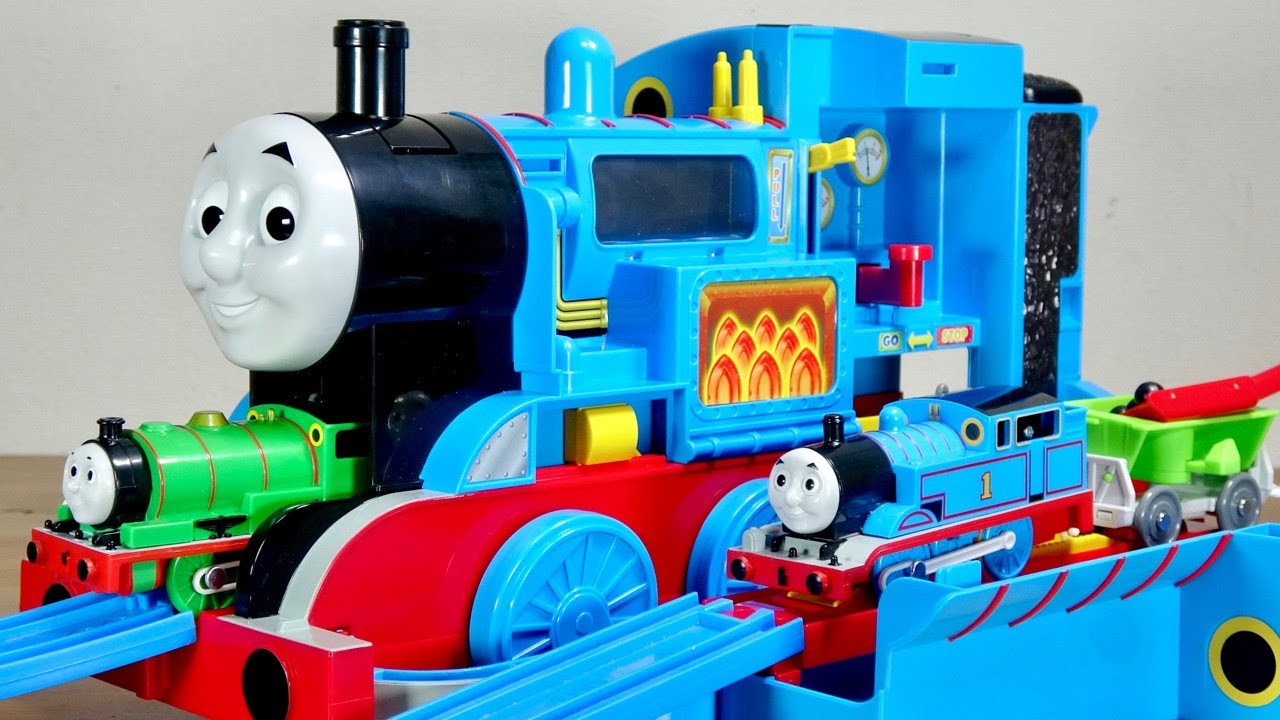 このトーマスそこそこすごい蒸気出ます！笑 プラレール きかんしゃトーマス 蒸気がシュー！でっかいトーマス 音声は40種類・効果音10種類 石炭載せ替え遊びも出来る 巨大なトーマスが登場！