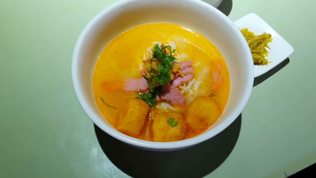 ငါးမျှစ်ချဉ်ခေါက်ဆွဲ စားကောင်းတဲ့ မြစ်ကြီးနားမြို့ က စွယ်တော် ကဖေး
