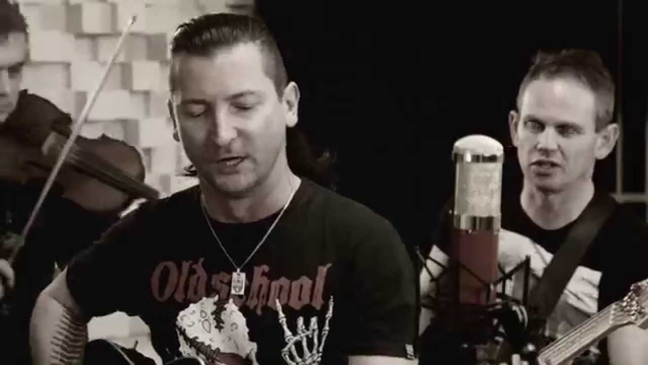 PREMIER - NEJSI /  JÁ LÁSKO ZASTAVÍM ČAS  - unplugged (Official Music Video)