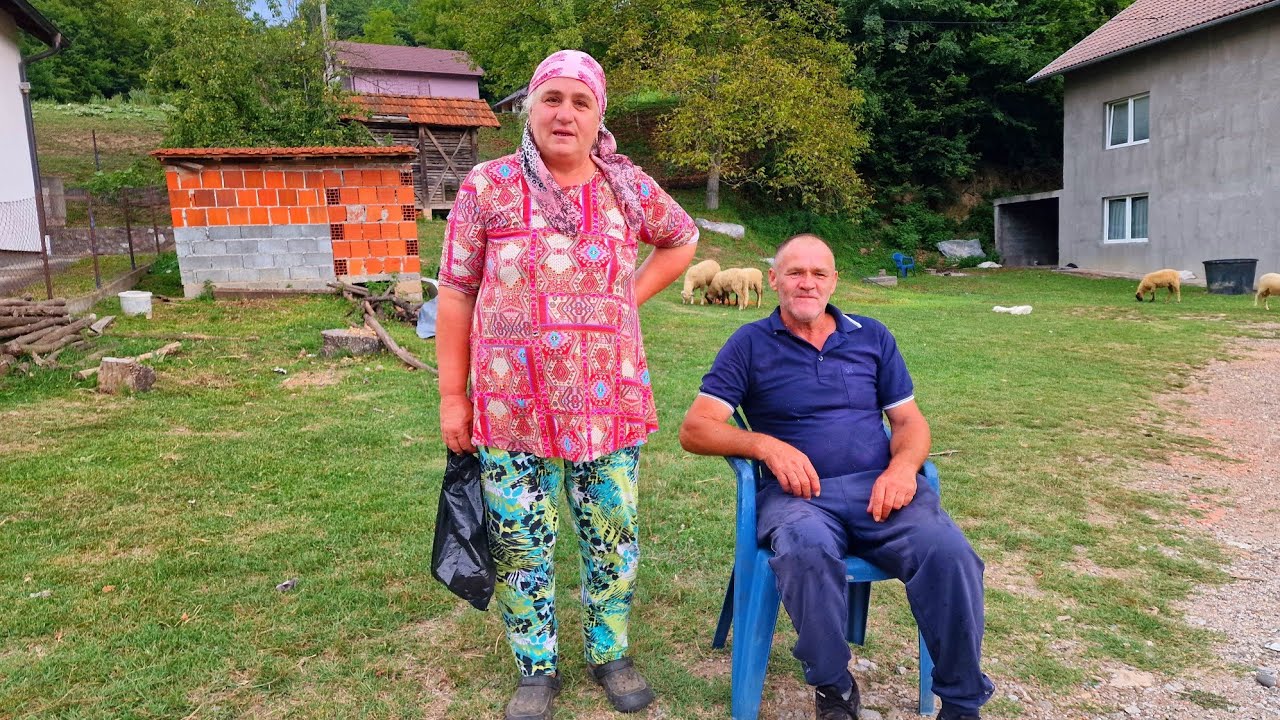 Nas dvoje održavamo plastrenik , njivu i 50 ovaca i sve u dogovoru