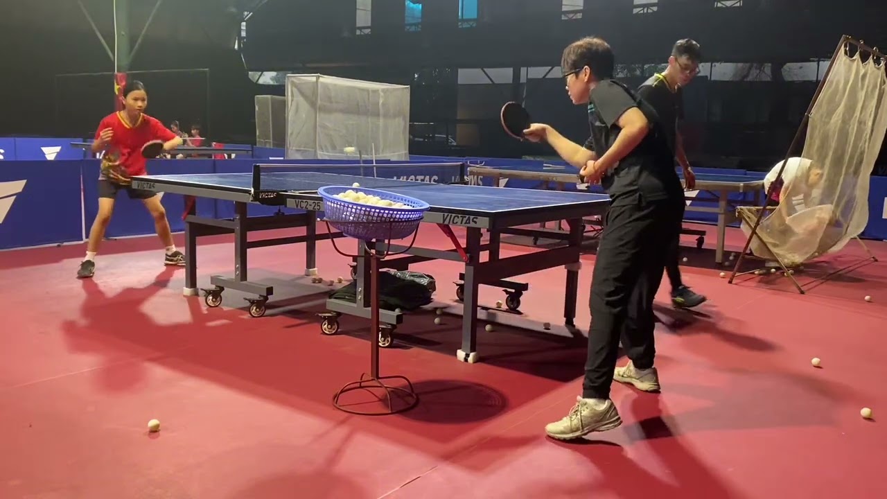 Niềm vui của 2 chị em susu & sushi là đc vào sân 