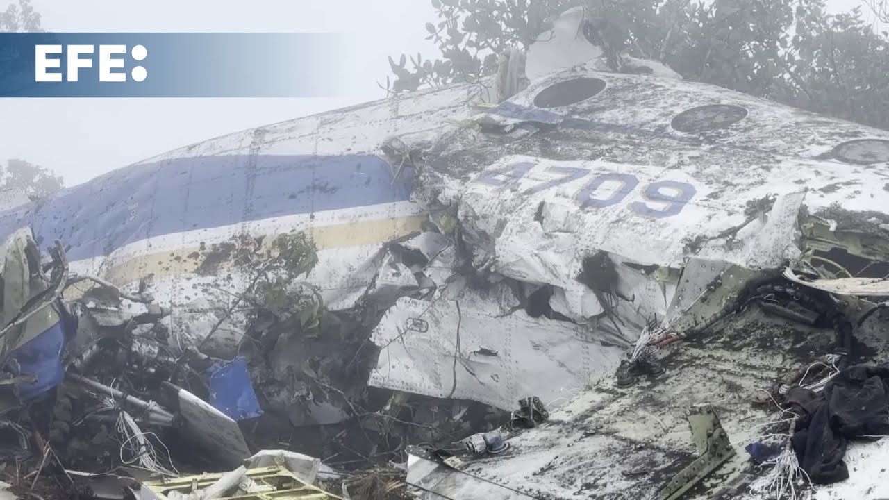 Entre la niebla y arbustos, autoridades colombianas buscan respuestas al accidente aéreo