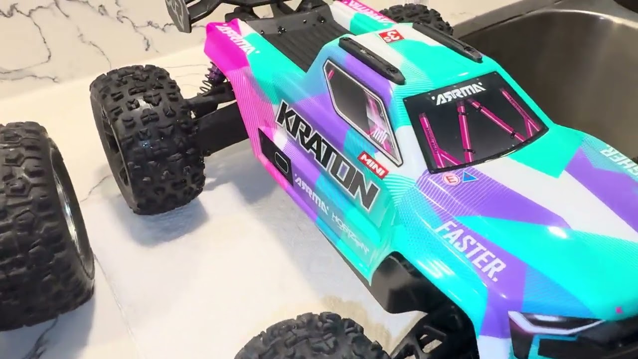Kraton mini VS Mini XRT round 1!! 