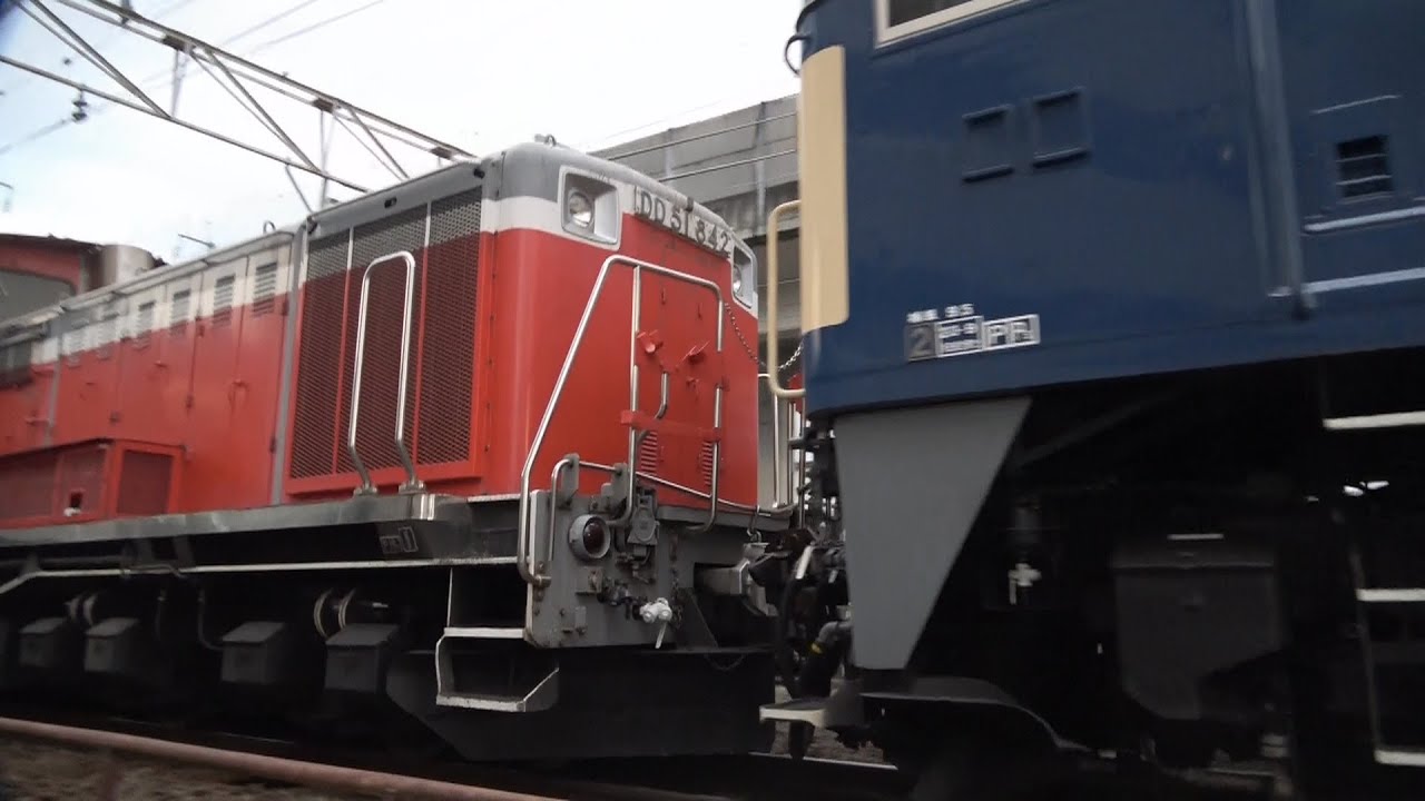 朝の通勤時間帯前の長野に現れた車両は、お召し列車を牽引した機関車だったが、EF64-1030に運ばれ、着発線で383系「しなの」が待機する長野総合車両センターへ到着した、DD51-842配給輸送列車。