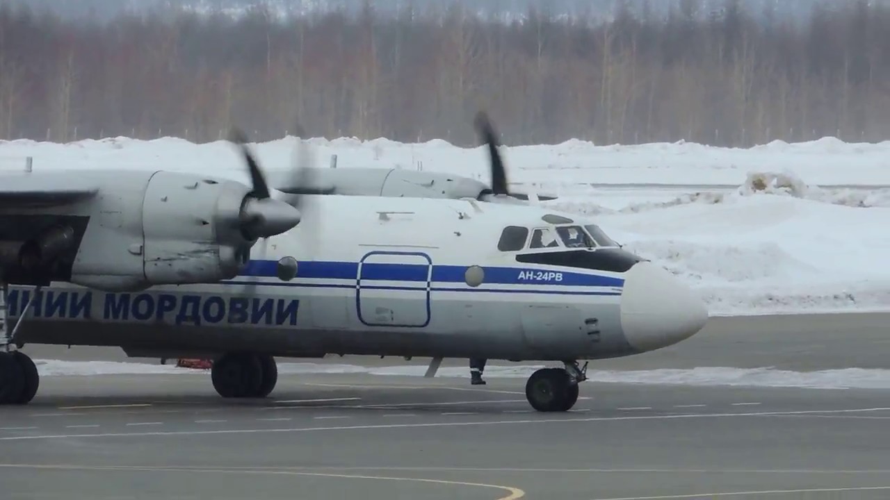 Ан-24РВ, руление и взлет в Магадане, ВПП28, RA-08824, Ираэро, 22.03.17