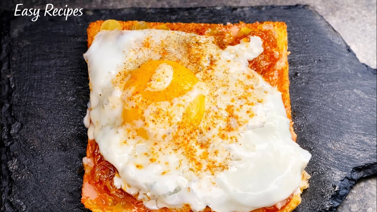 The fastest breakfast. Sandwich with egg and caramelized onion. Easy Recipes 