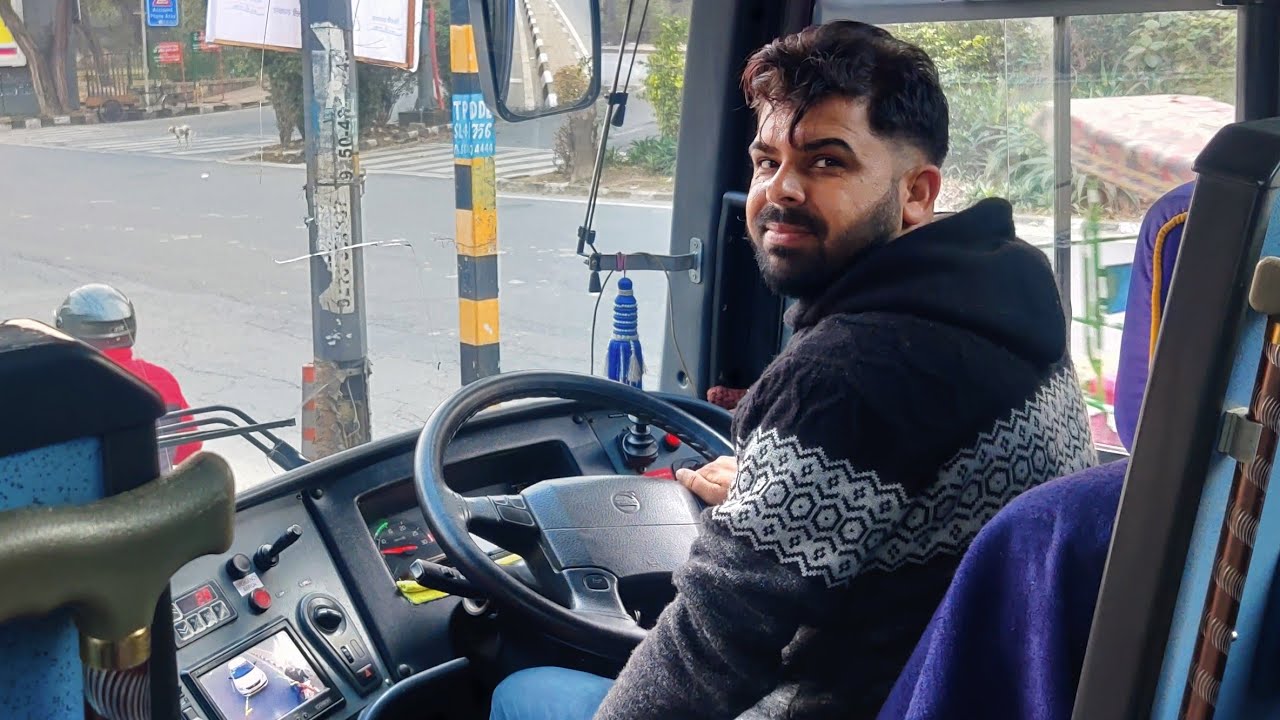 Extremely aggresive skilled Volvo B8R driving in Delhi