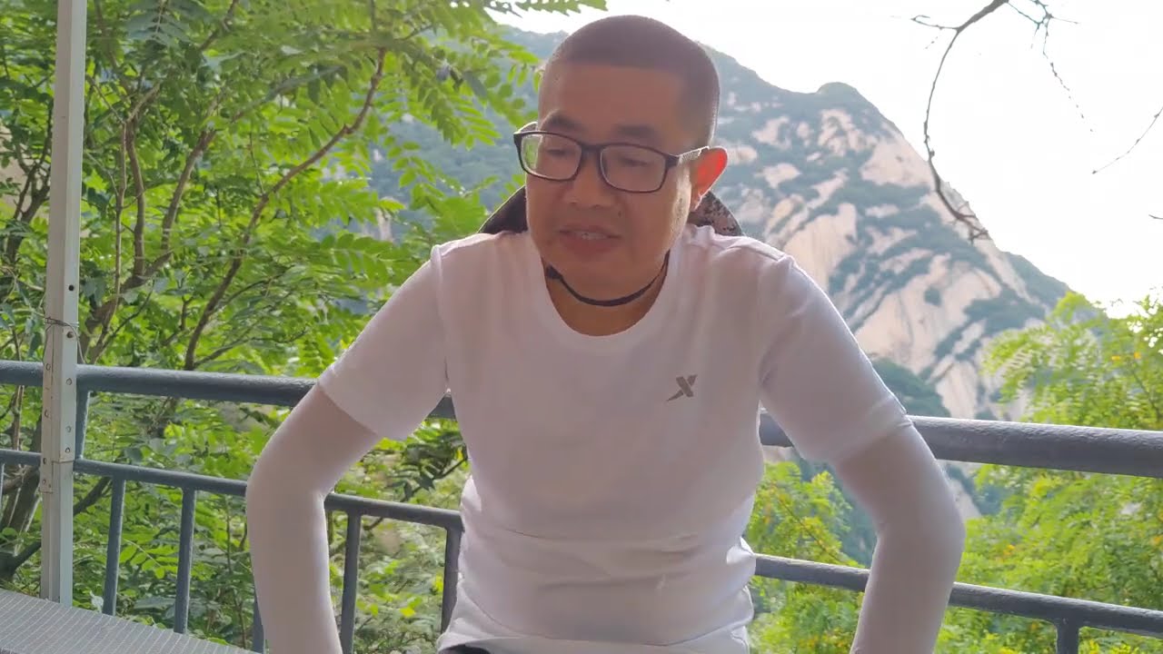 华山自古一条道，坡度太陡惊险刺激，腿一直抖不听使唤，下山好难 #vlog日常 #旅行 #vlog #生活vlog #旅行vlog #徒步 #爬山 #华山 #旅游胜地 #旅游景点