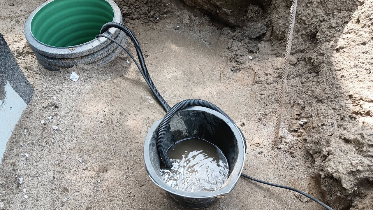 Keller abdichten - Ep. 39: Regenschutz bauen, Drainageschacht abpumpen