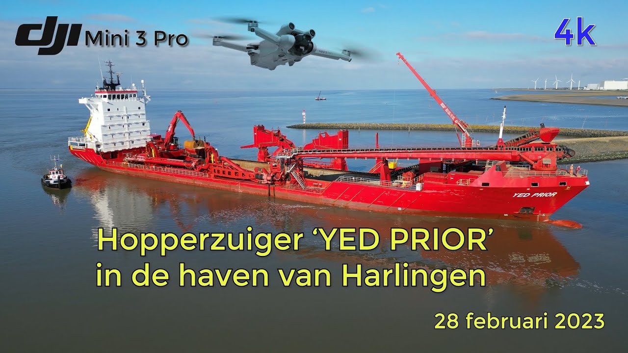 De hopperzuiger ‘YED PRIOR’ in de haven van Harlingen. De Mini 3 Pro van DJI volgt het schip.