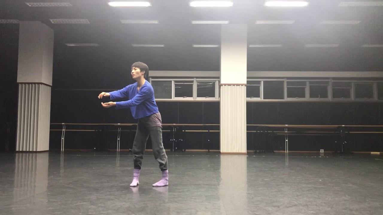 Improvisation solo contemporary dance