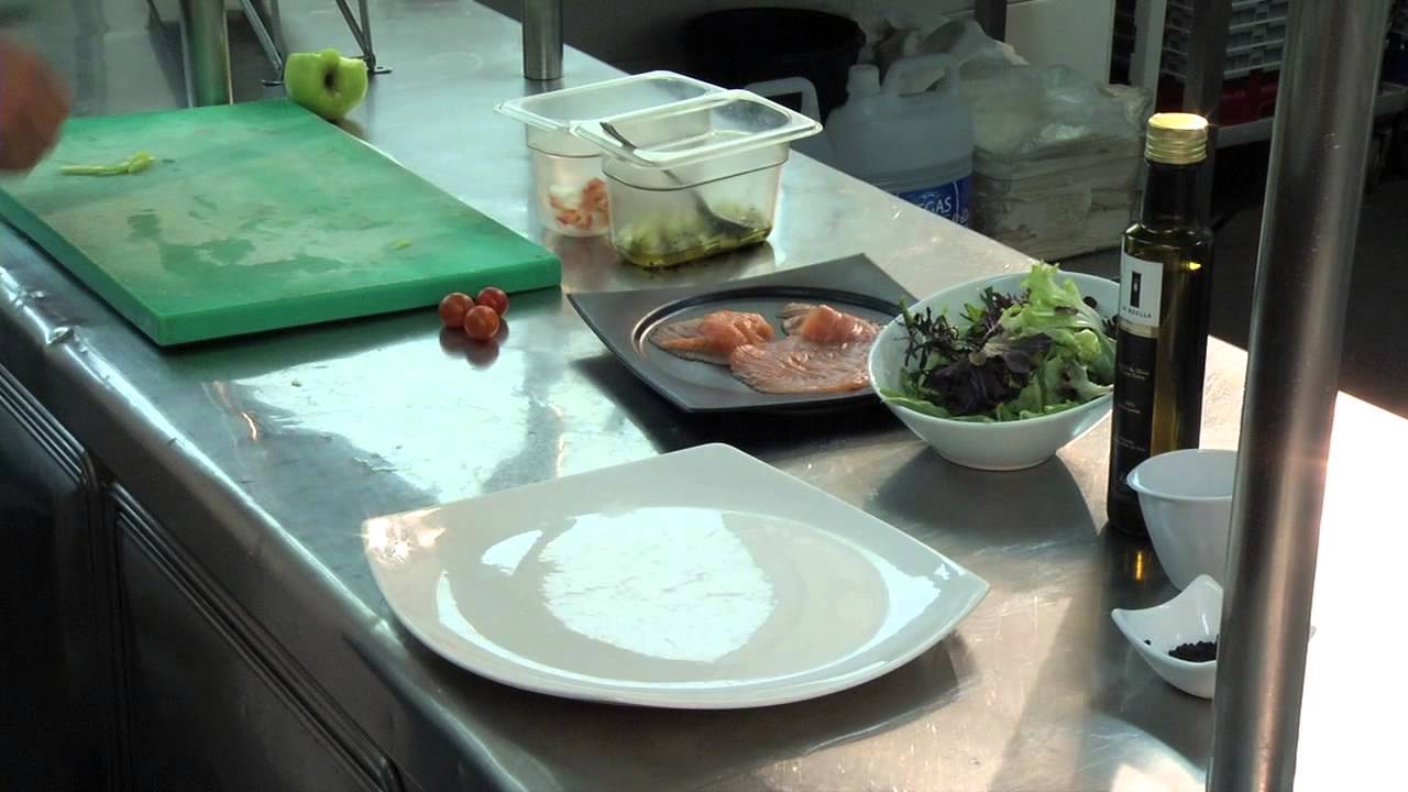 Receta Ensalada de lagostinos y Salmón Ahumado con vinagreta manzana. Arena Restaurant