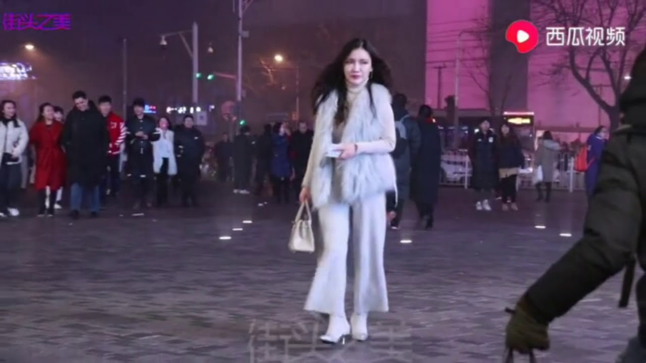 北京三里屯美女街拍，三九天北京零下八度，小姐姐們光著腿逛街好像不太冷