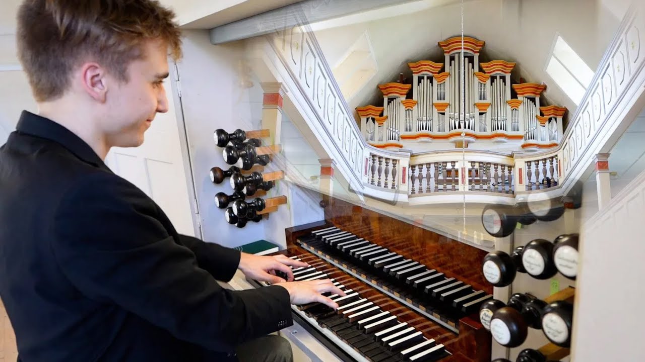 'Prelude in A Minor' on one of the most fun Pipe Organs - J. S. Bach played by Paul Fey