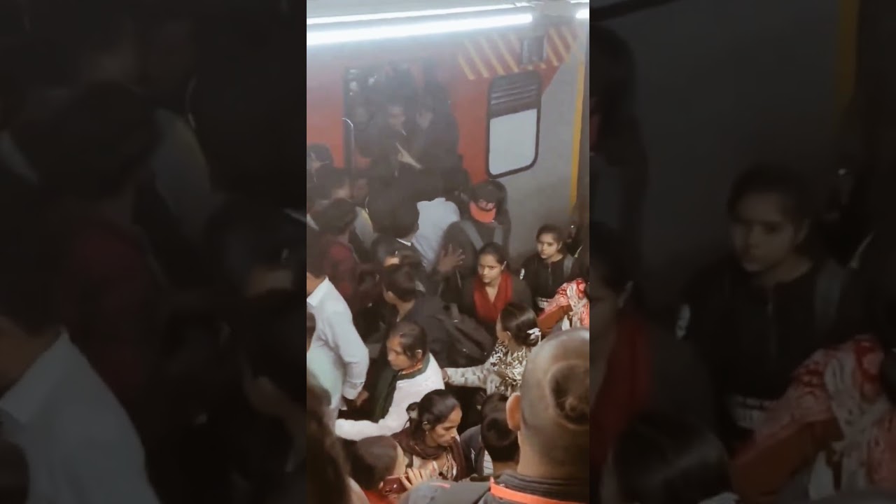 Delhi Railway station #newdelhistation #mahakumbh2025  #kumbh #crowd #railway #ytshortsb #yt #ytfeed