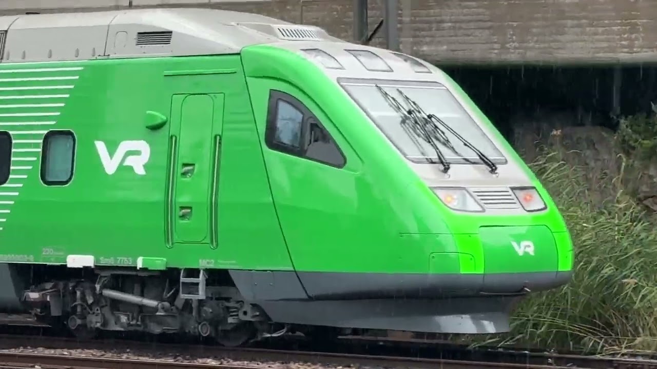 Pendolino Plus pysähtyy sateisessa Käpylässä