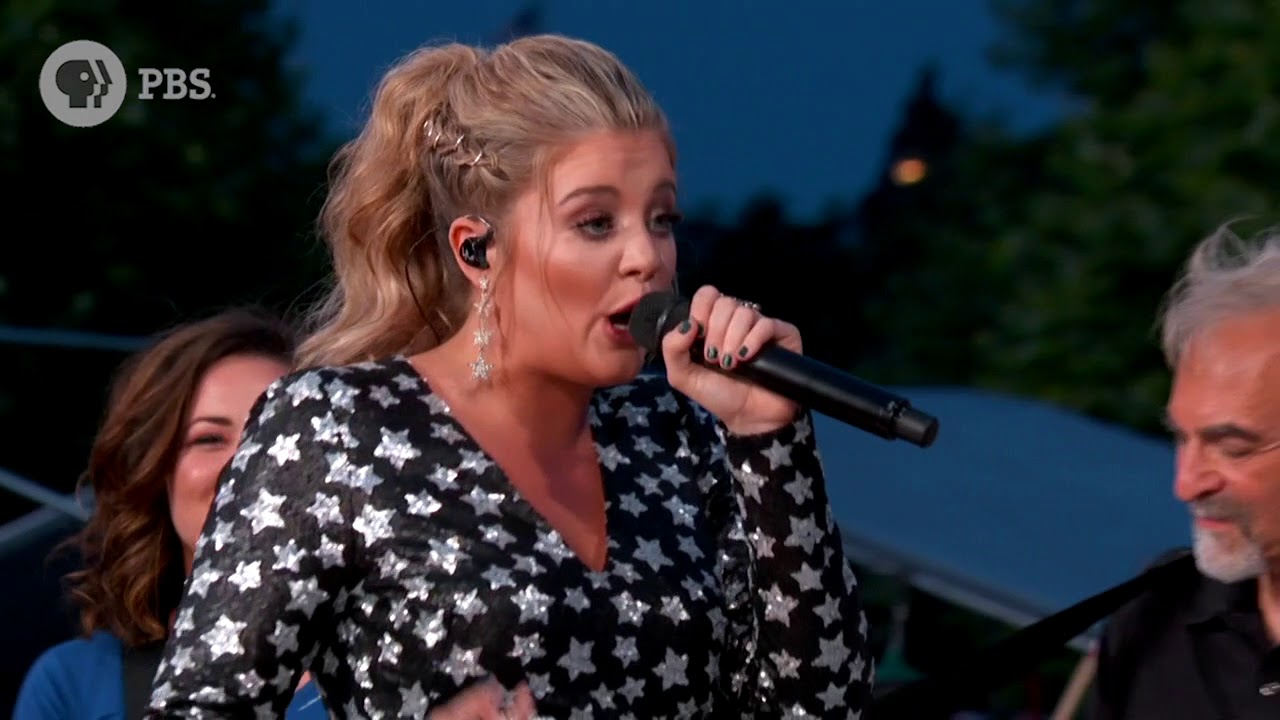 Lauren Alaina Performs 