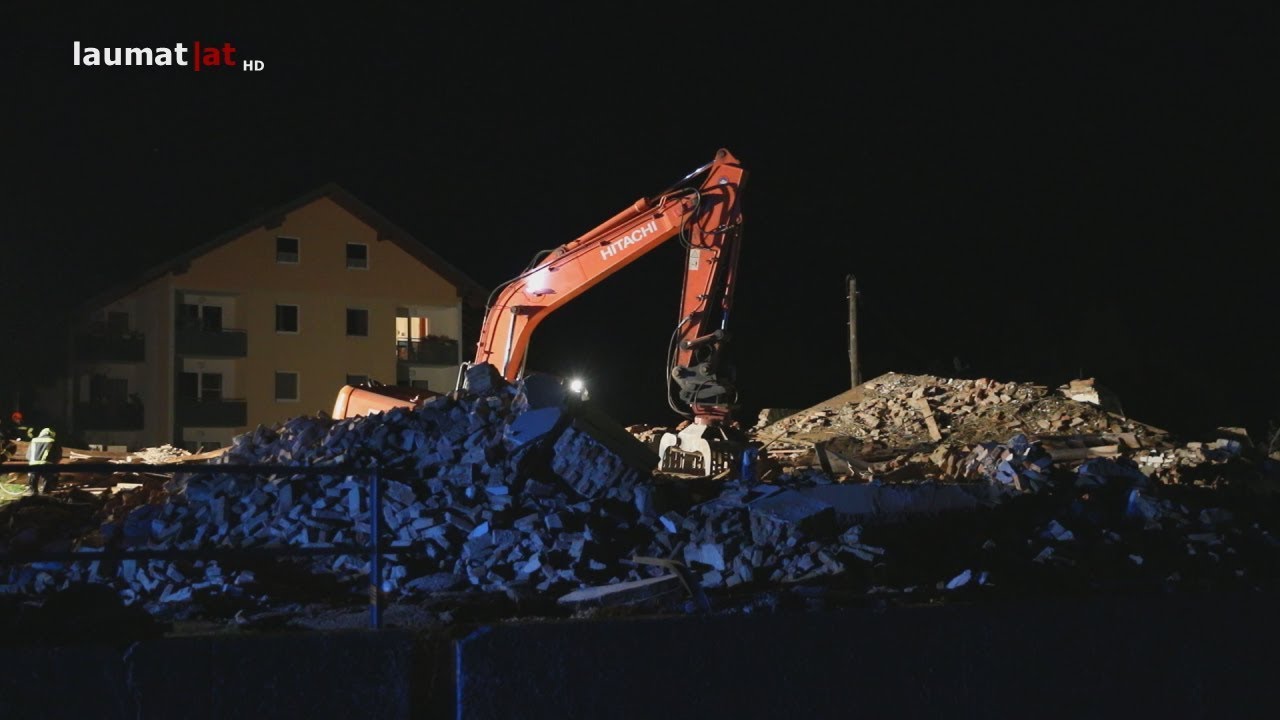 Bagger bei Abrissarbeiten in Ottnang am Hausruck in Keller eingebrochen