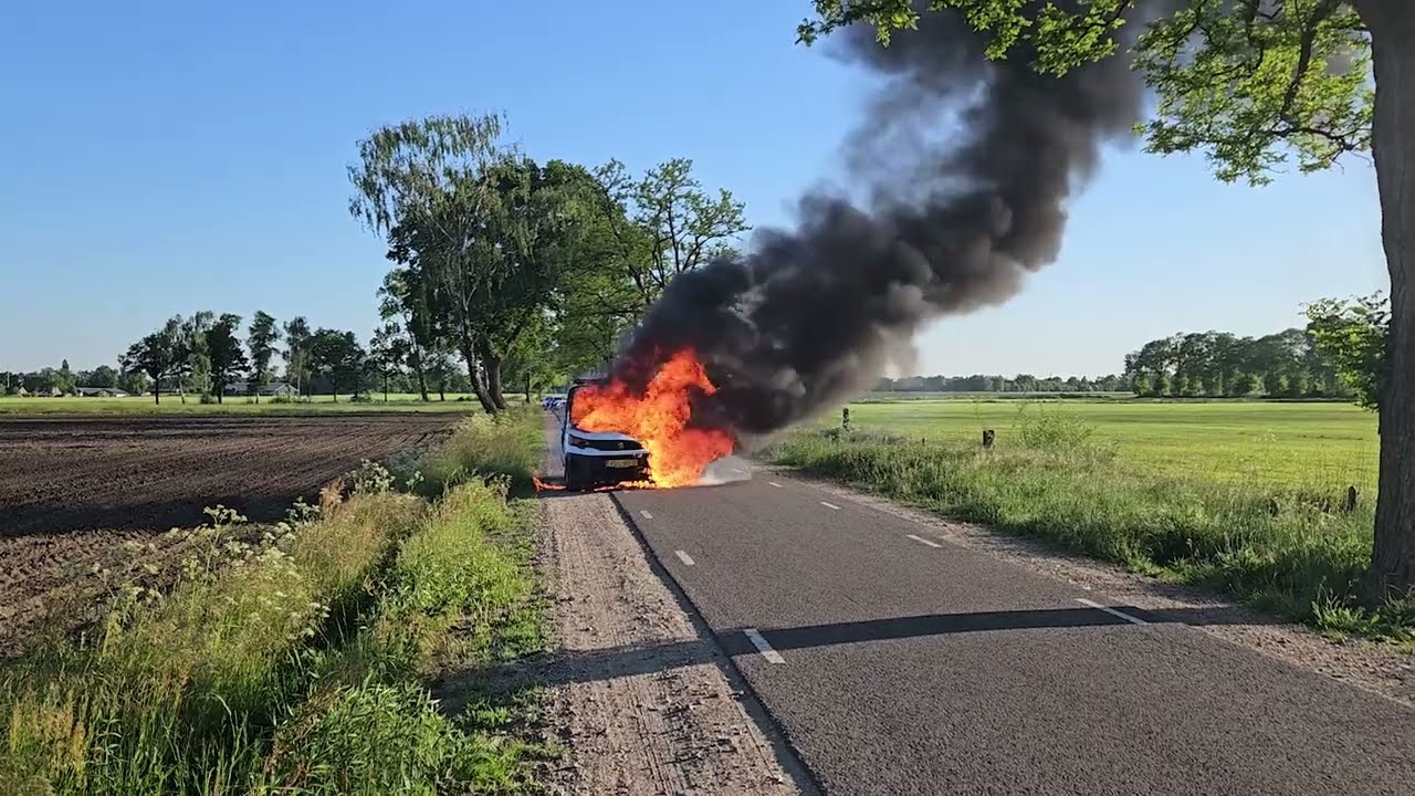 Bestelbus brand volledig uit in Glane (Losser)