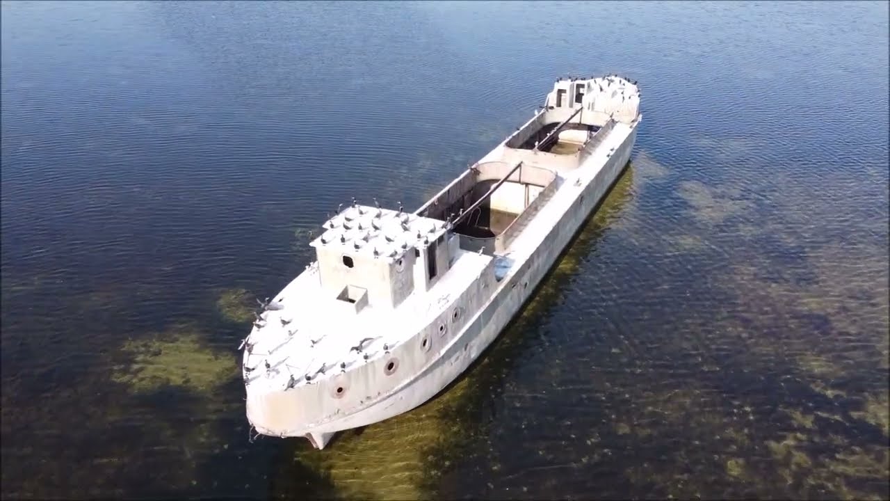 Betonschiff von Redentin in der Wismar - Bucht, am 22.09.2024