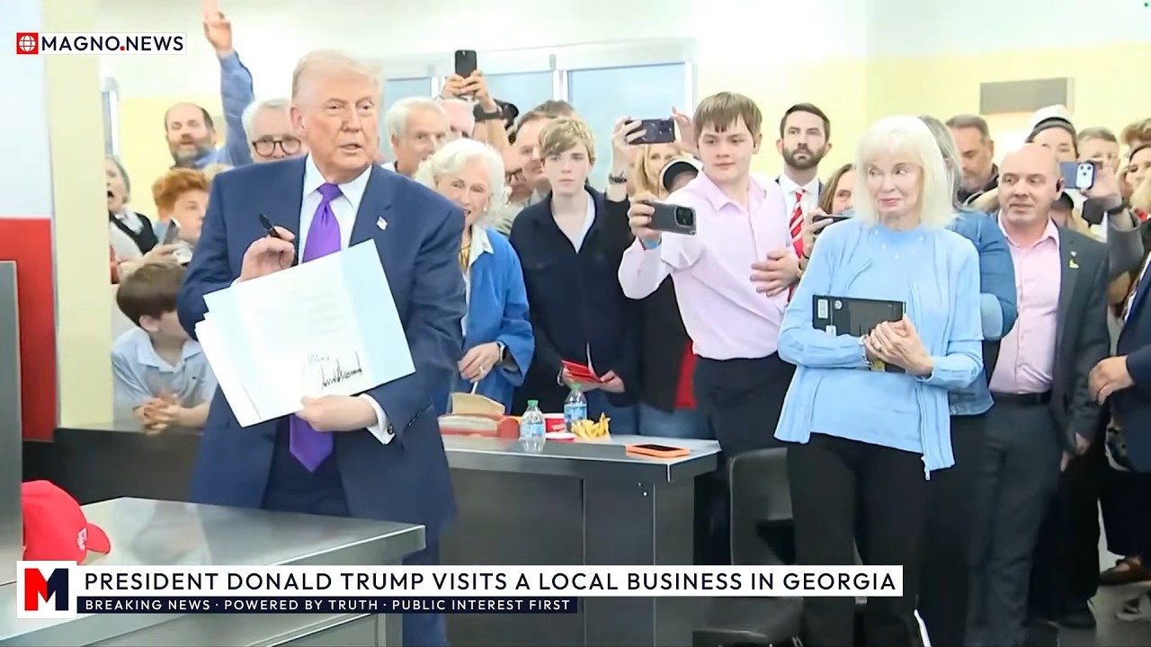 🇺🇸 Donald Trump Crosses Out Joe Biden's Autopen on Lifetime Achievement Award in Rome, Georgia