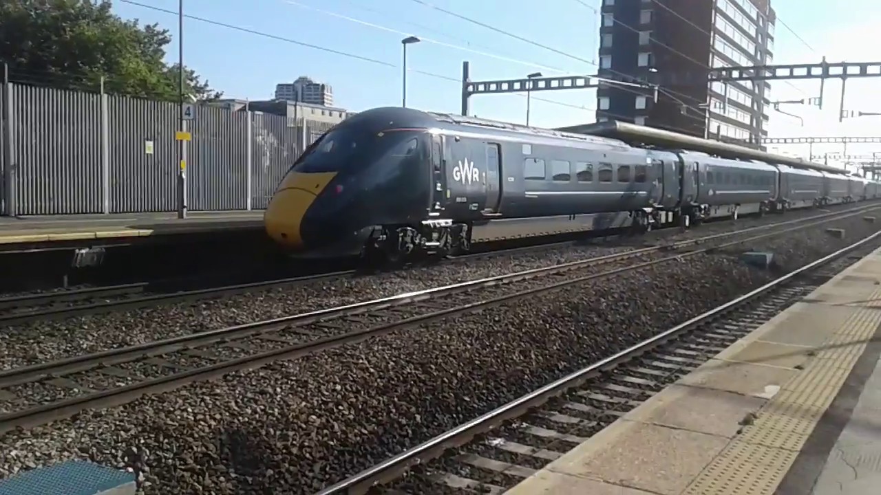 Trains at: Swindon, GWML, 04/08/18