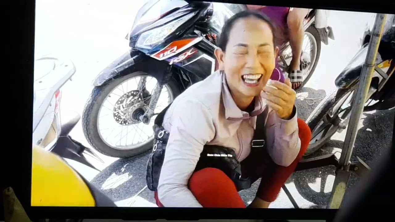 Người bán hoa. ngày cuối cùng của năm thất thủ .một năm chăm sóc thật đau lòng 