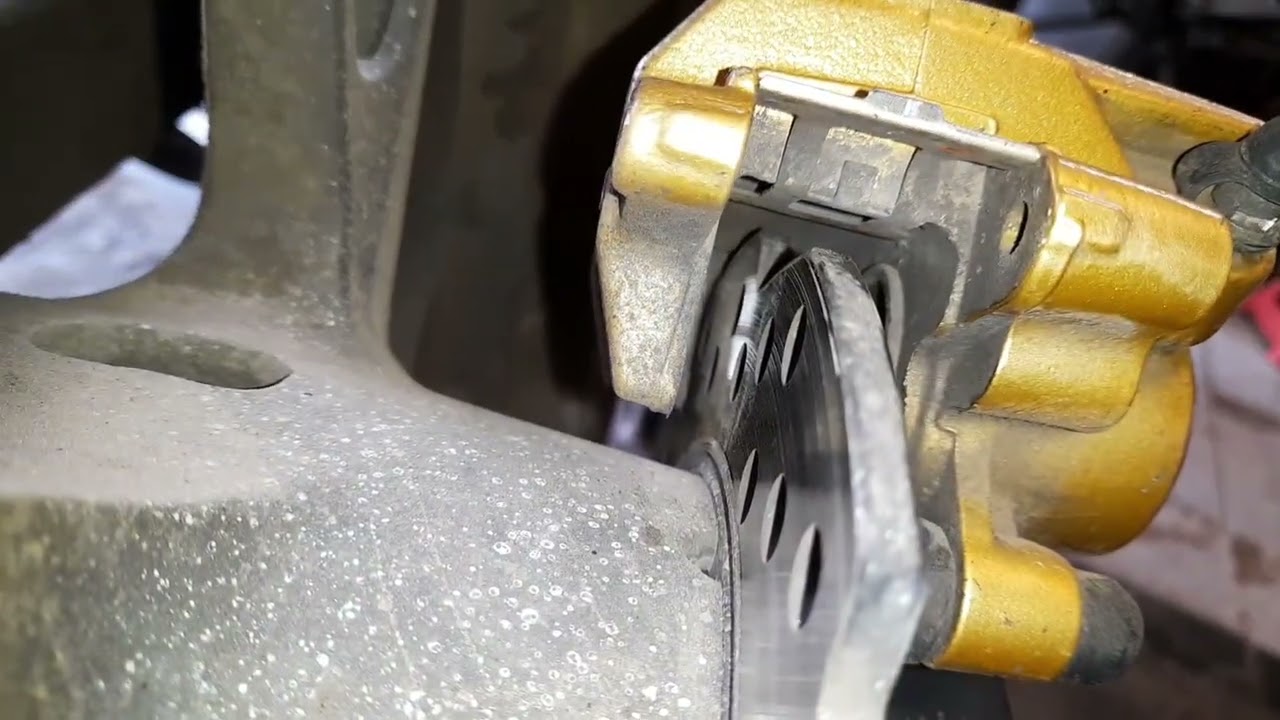 HONDA CB190R.......CAMBIO DE PASTILLA DE FRENO TRASERO