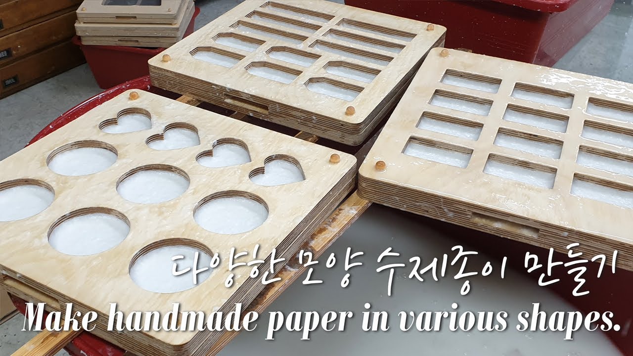 Making handmade paper for letterpress in various shapes.다양한 모양의 레터프레스 용 수제 종이 만들기.