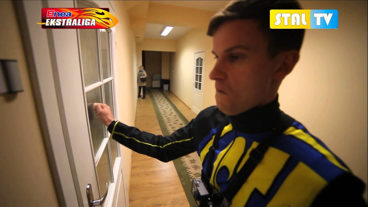 Matej Zagar wręcza bilety na GP wiernym kibicom Stali