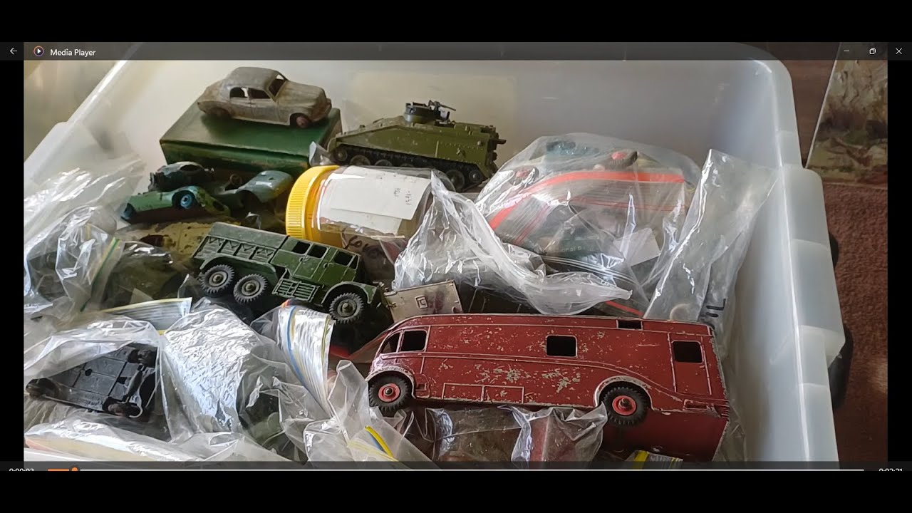 1/5 The first video unboxing of Dinky.