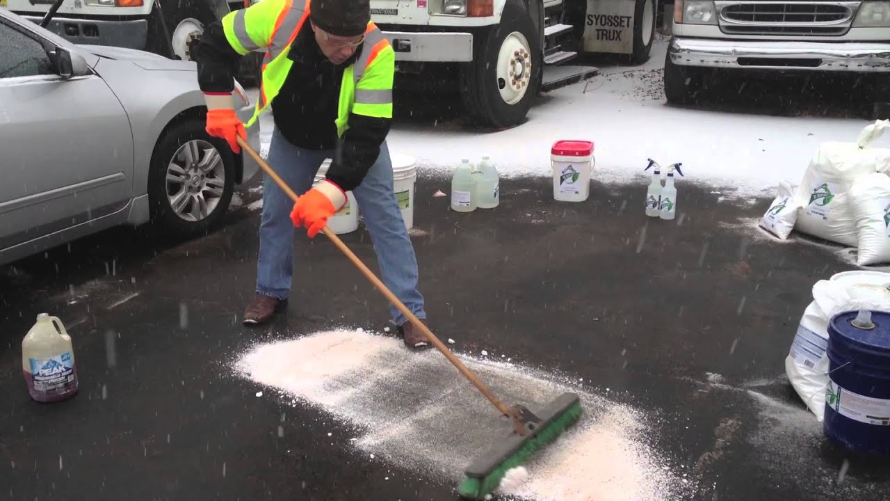 Oil Cleaner, asphalt, Macadam, blacktop, cement, soil, water. Oil Solutions.  www.cleaningupoil.com